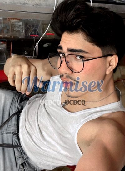 Hombre, hombre que hace videollamadas y sexting
