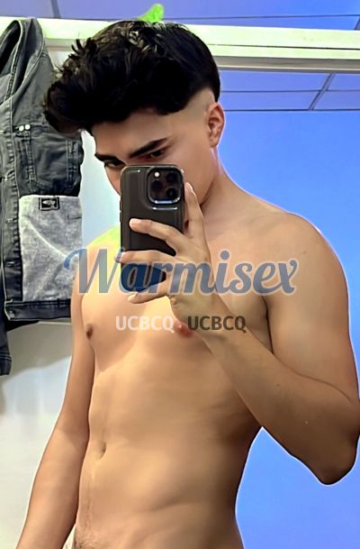 Hombre, hombre que hace videollamadas y sexting